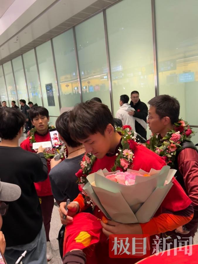 开云体育官网-U23国足队员抵达大兴机场欢呼声此起彼伏，“中国队加油”响彻机场大厅，门将李昊：非常感谢所有球迷